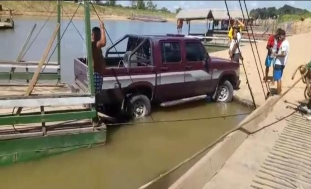 Carro fica pendurado após tentar sair de balsinha e quase cai dentro do Rio Juruá